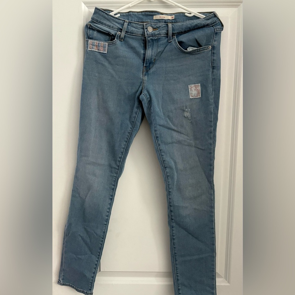 Levi 711 skinny jeans. Quilted square on left front thigh/right back pocket
